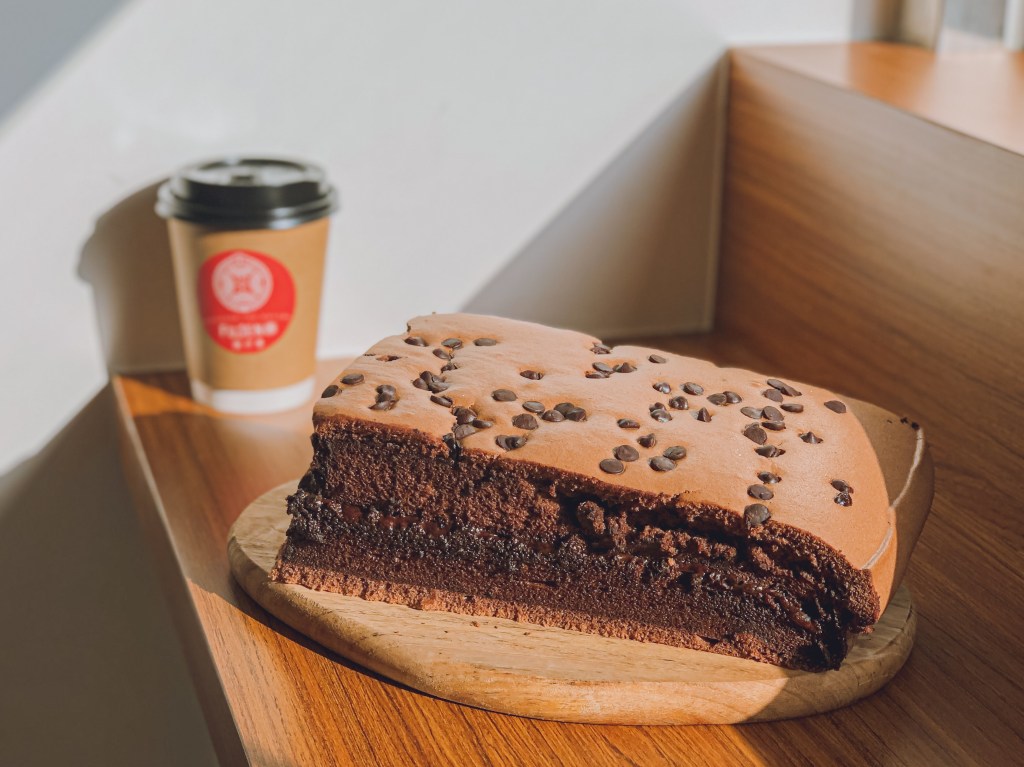 馥珍圓推薦 台北下午茶手搖店 巧克力古早味蛋糕 新鮮出爐 | sansan小矮人走跳日記