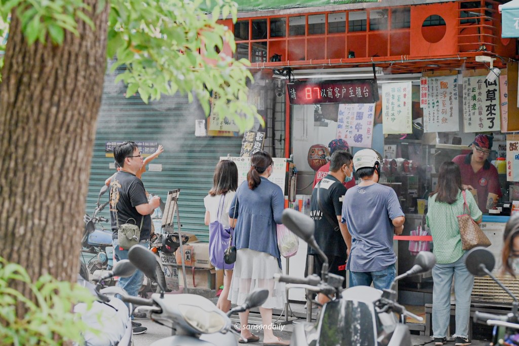 哈密街紅茶屋排隊情景