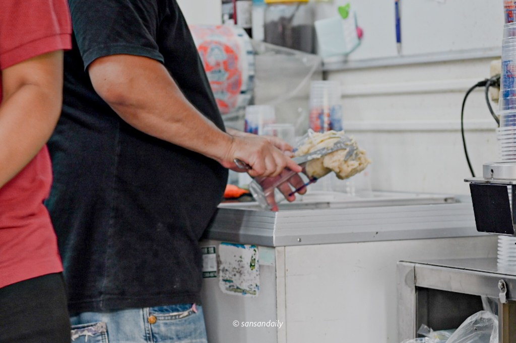 紅茶屋老闆挖綠豆沙