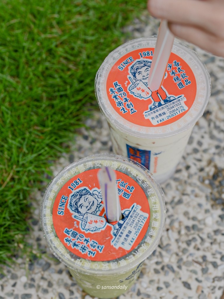 吸管插進芋頭牛奶中