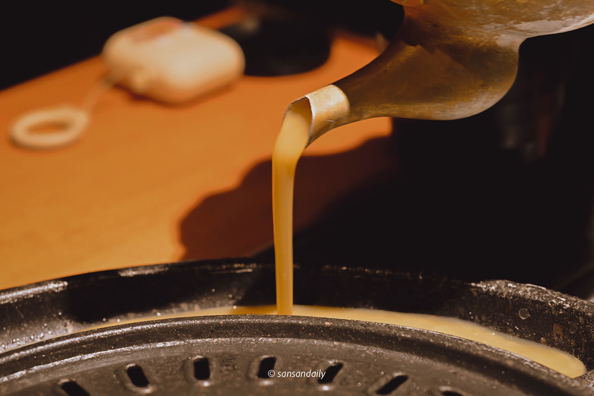 在鐵盤中倒入起司烘蛋的蛋液