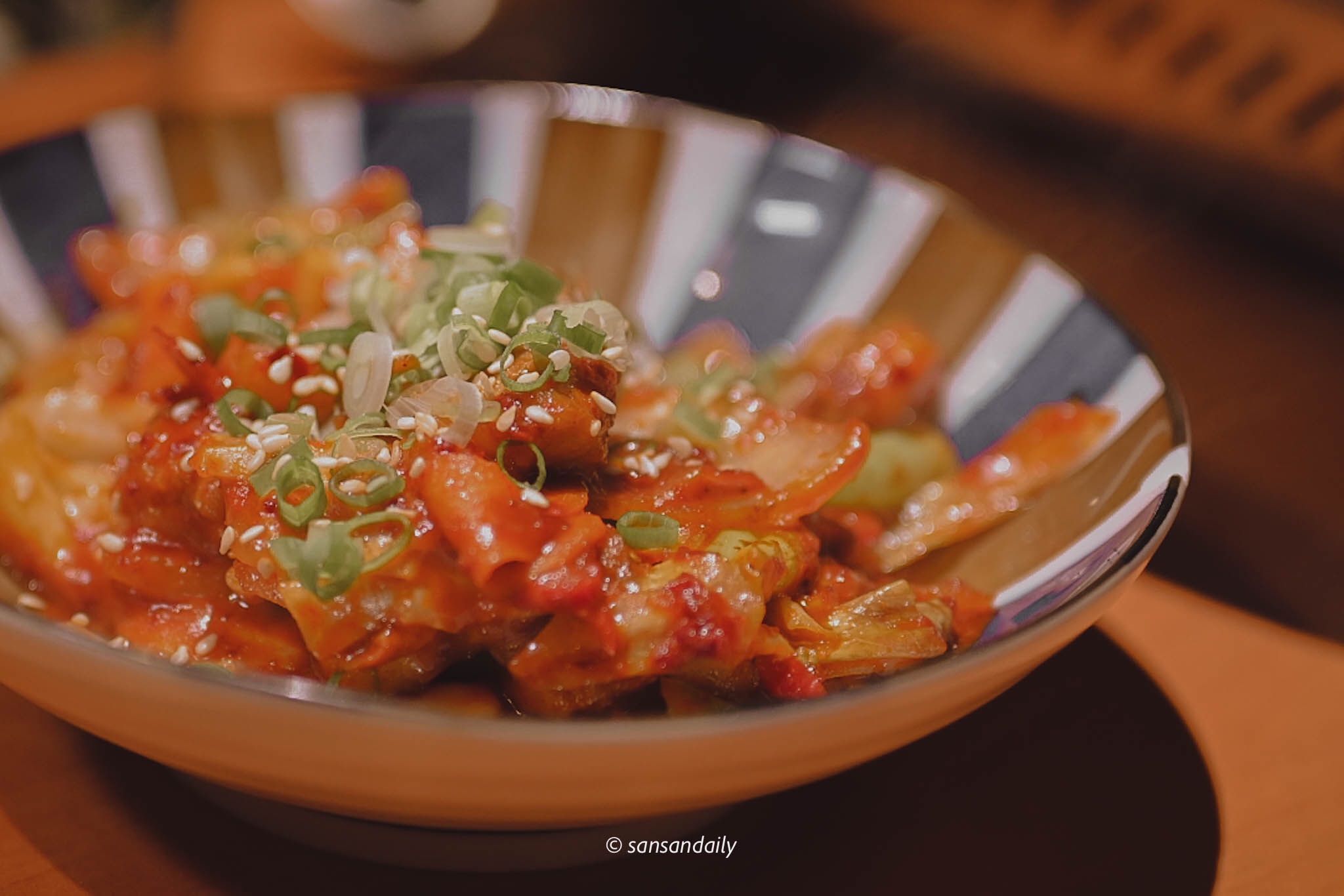 韓式辣炒泡菜豬上撒上青蔥