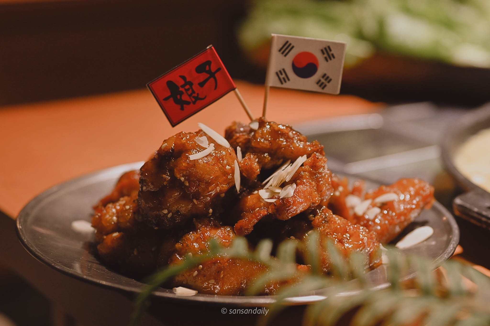 一盤韓式蜂蜜炸雞插上 著娘子韓食和韓國國旗的小旗子