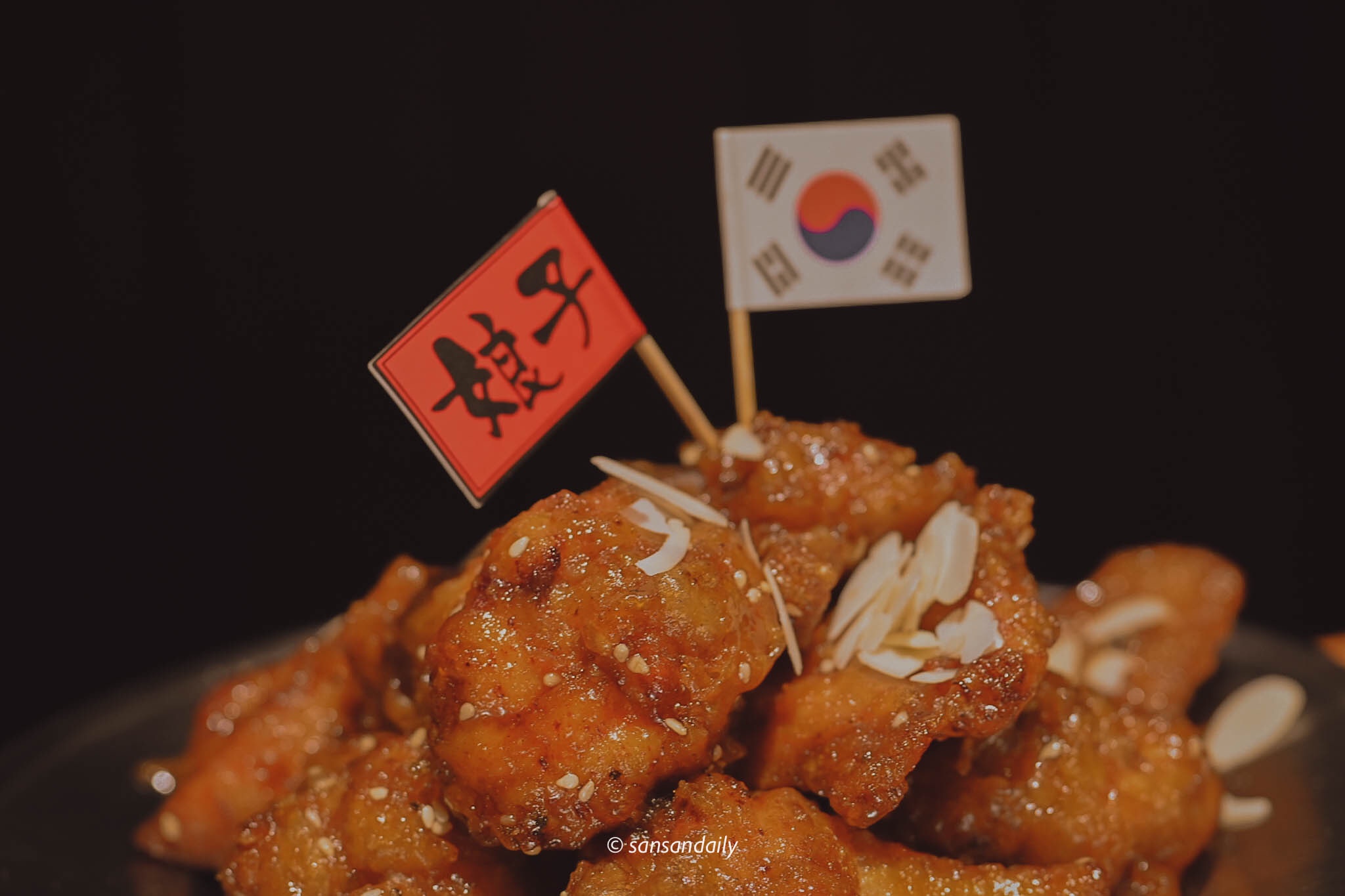 韓式蜂蜜炸雞上的紅色娘子小旗子