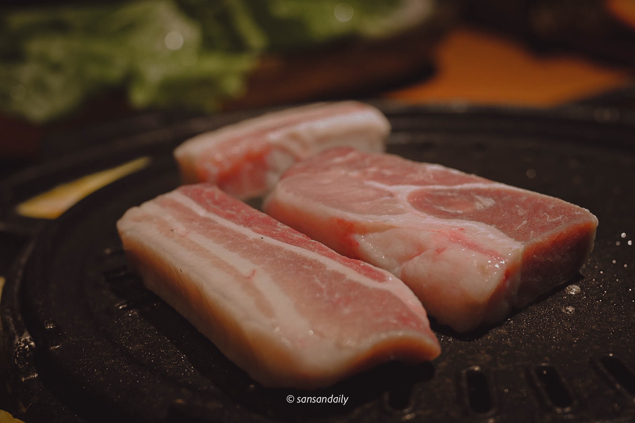 厚切伊比利豬五花在烤盤上