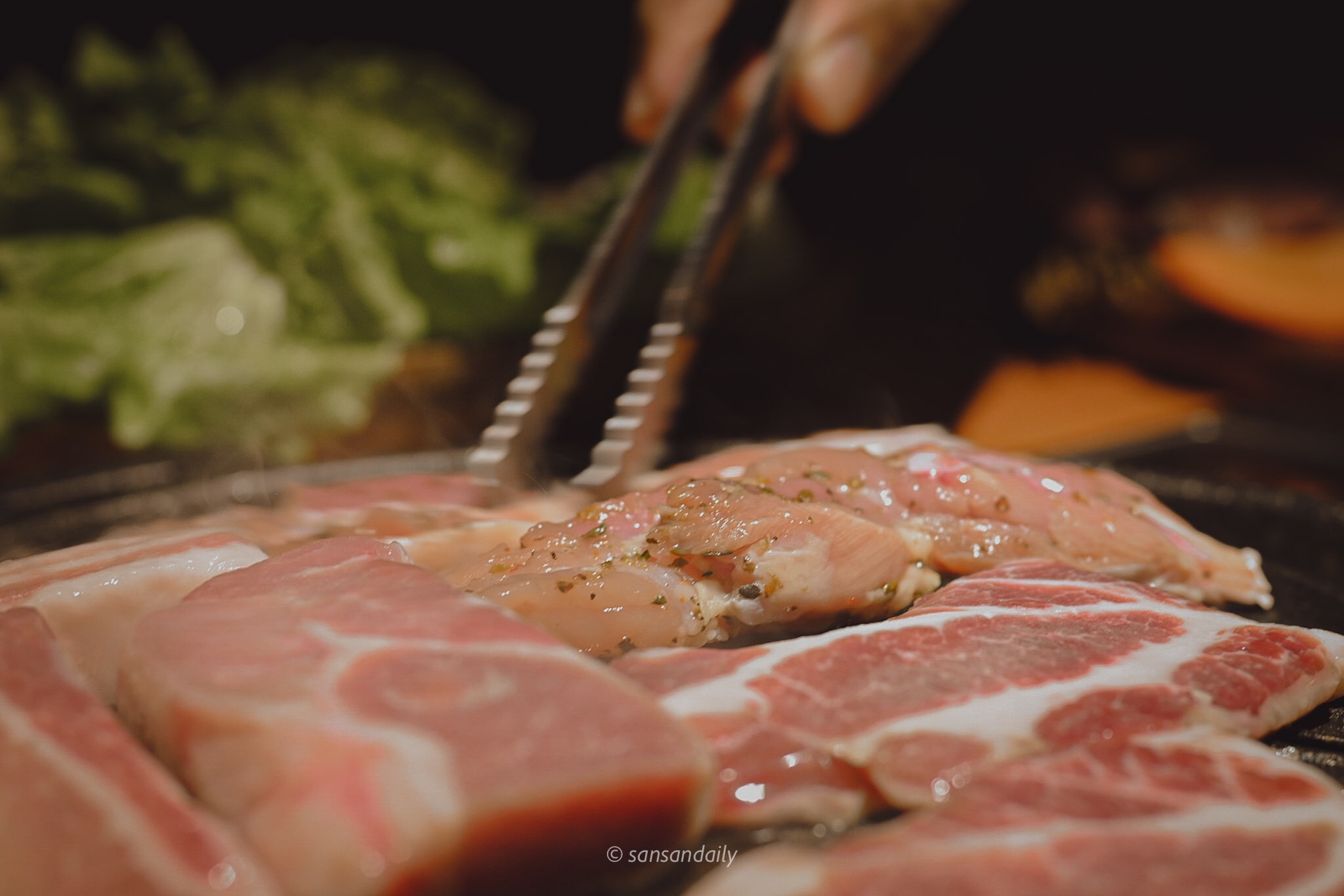 香草雞肉在烤盤上的側面