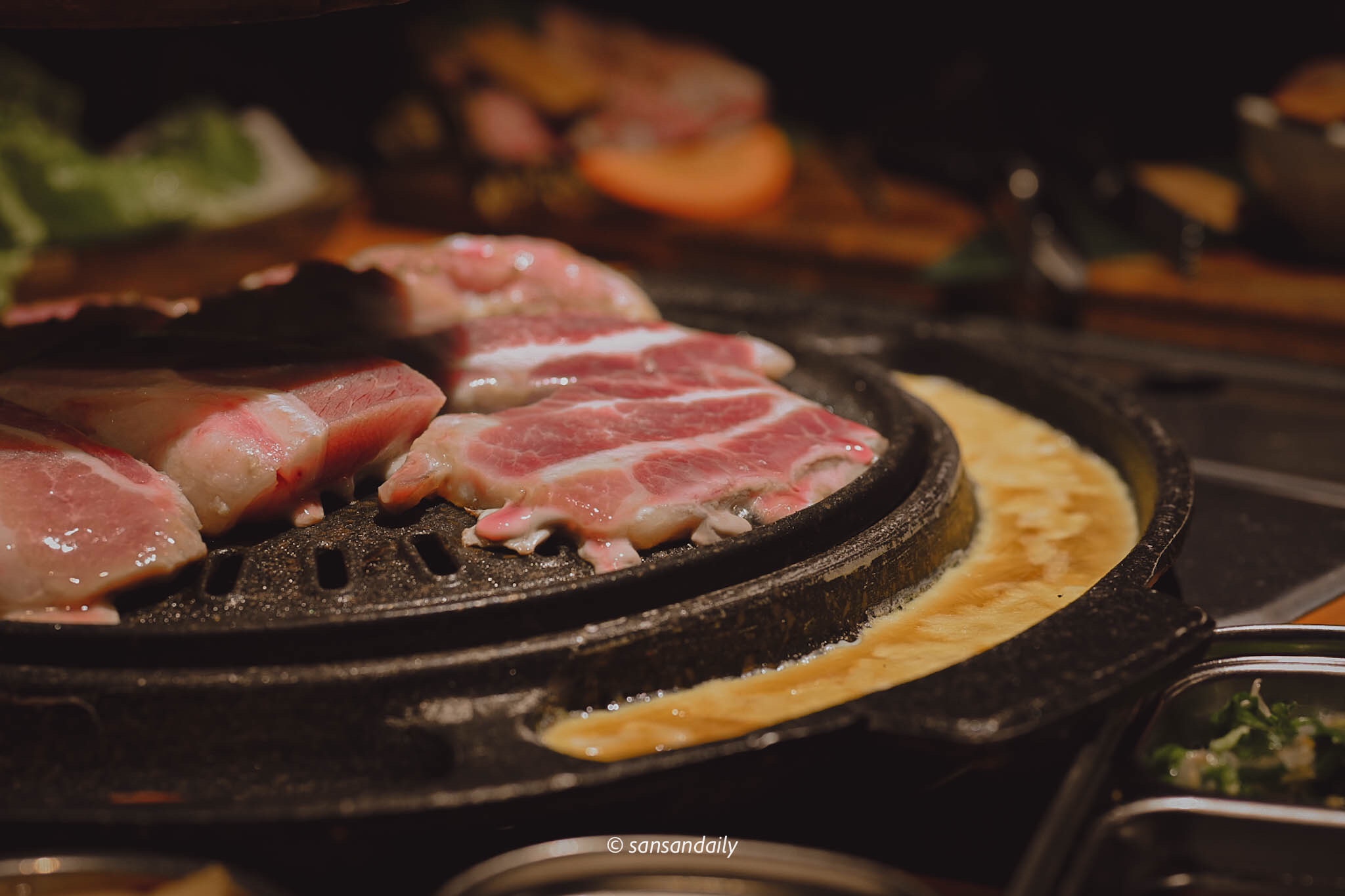 數片燒肉和起司烘蛋在烤盤上