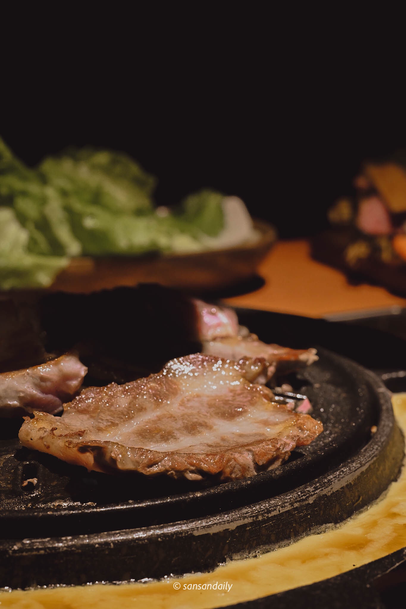 一片油亮亮的烤豬五花