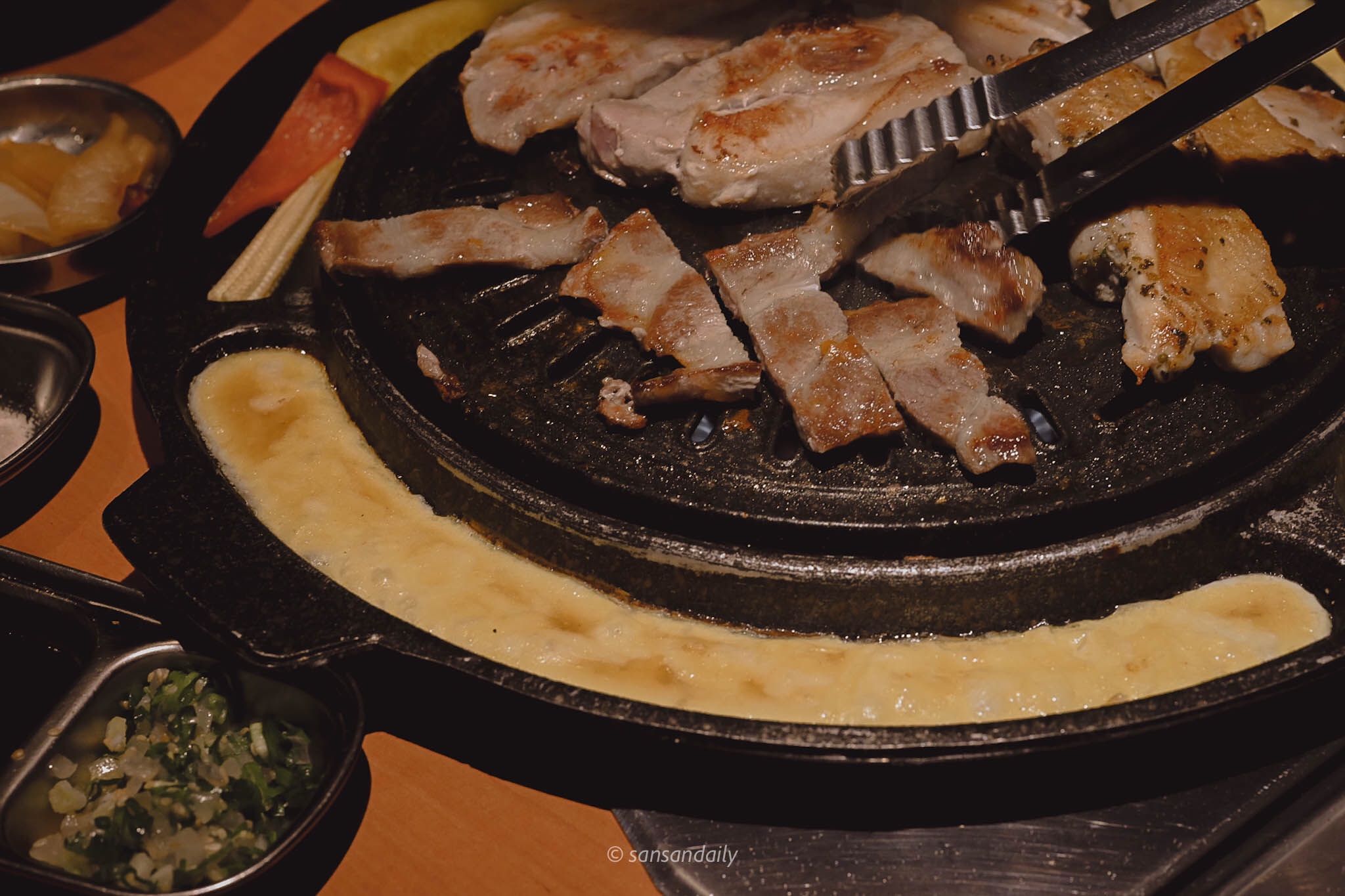 鐵盤上燒肉及起司烘蛋