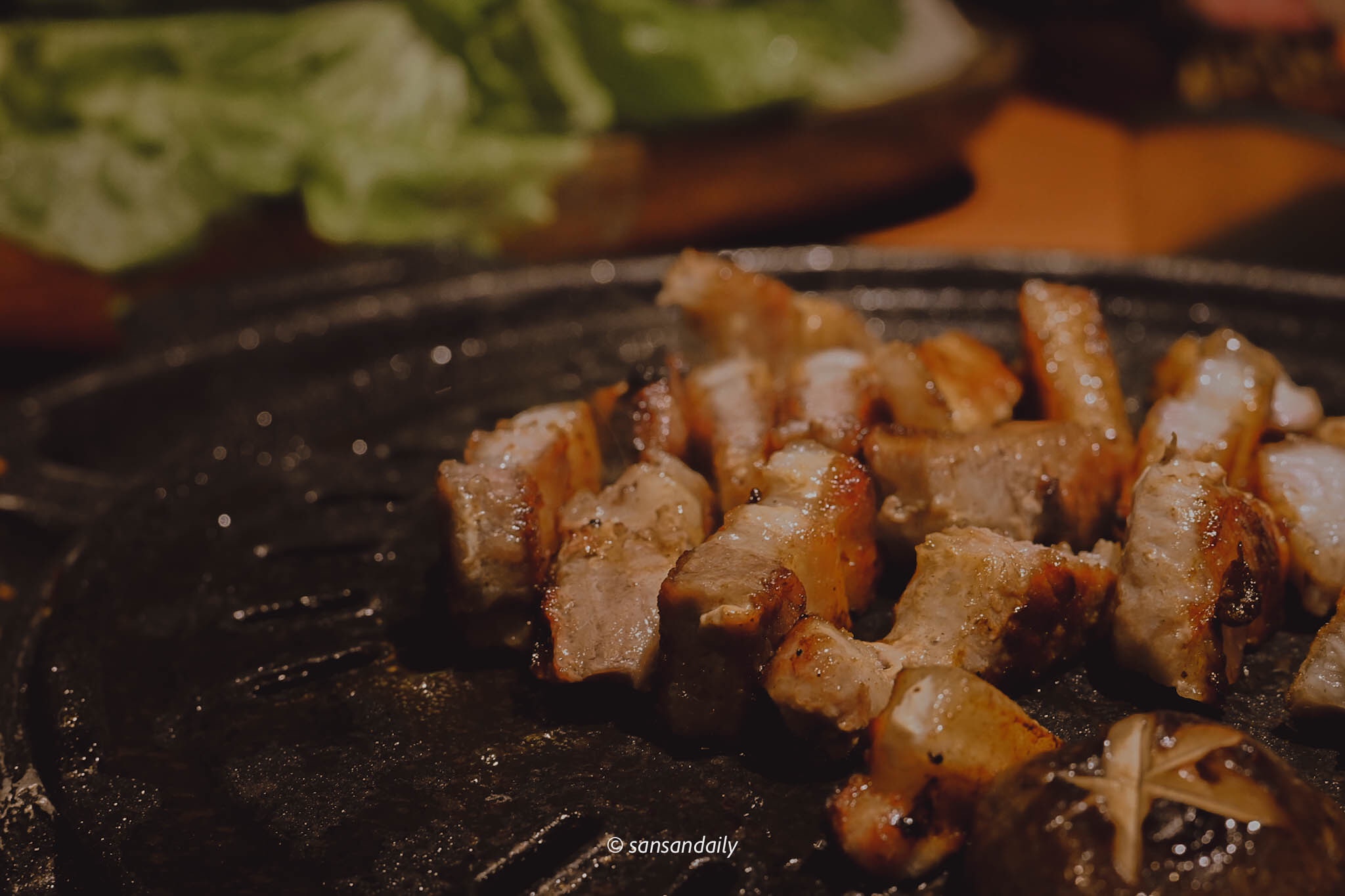 鋪在鐵盤上的切塊厚切豬五花肉