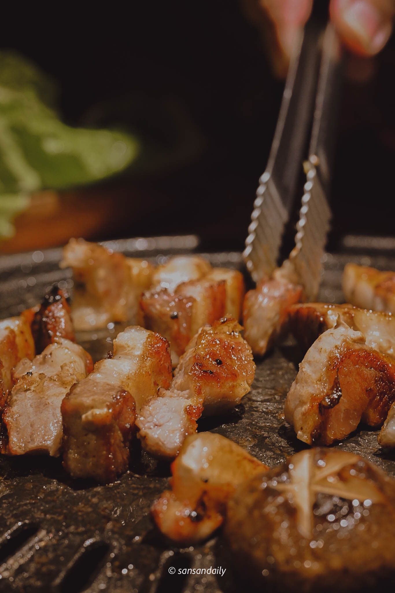 一個夾子再將肉片翻面