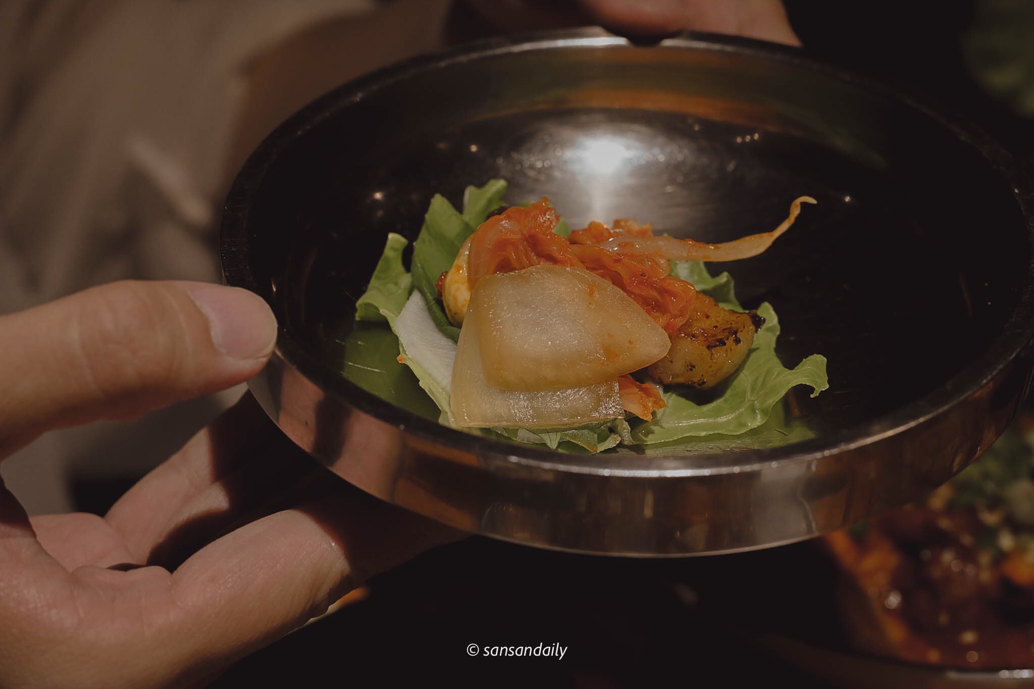 韓式燒肉吃法:一片生菜包泡菜和燒肉