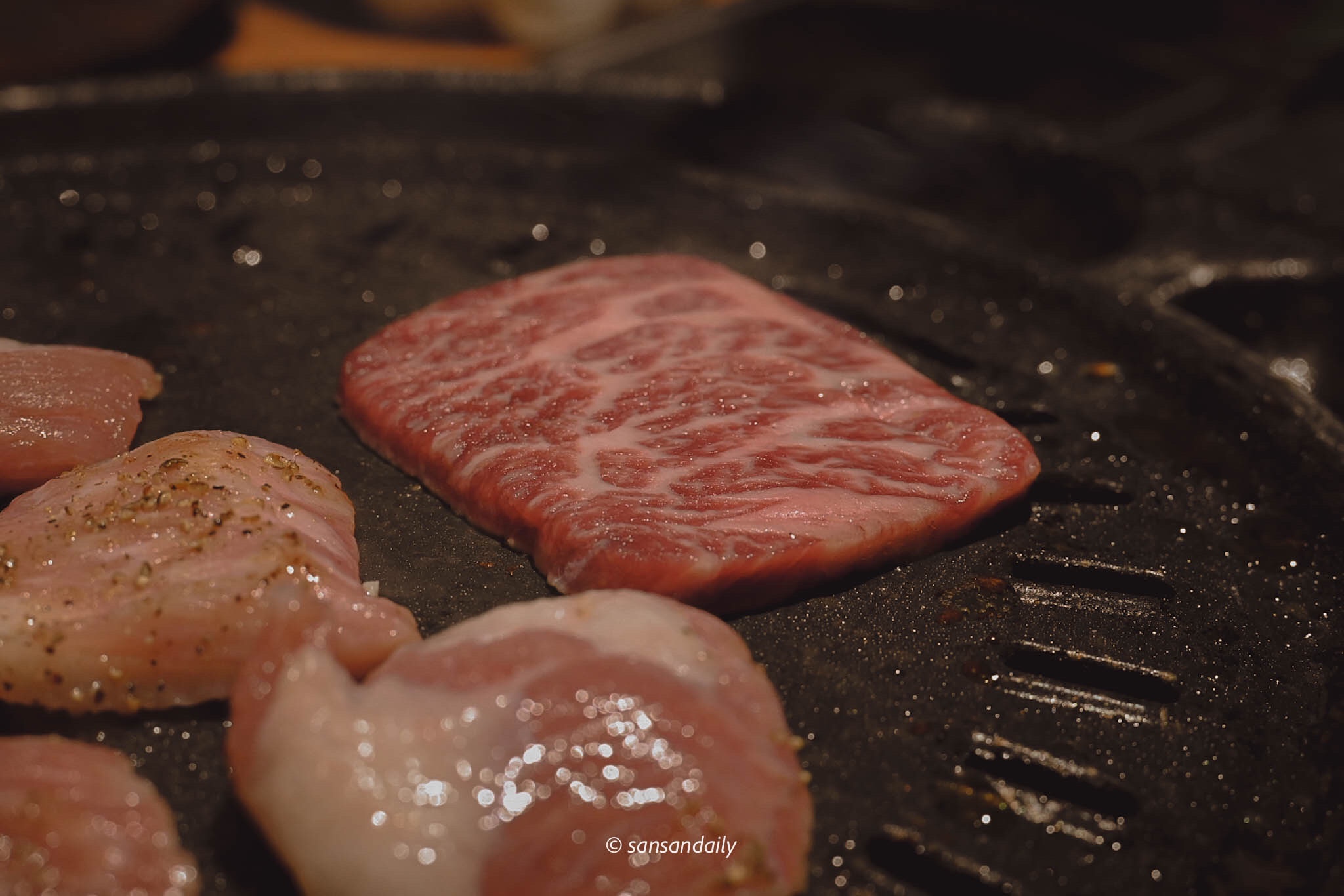 剛放到鐵盤上的和牛肉片