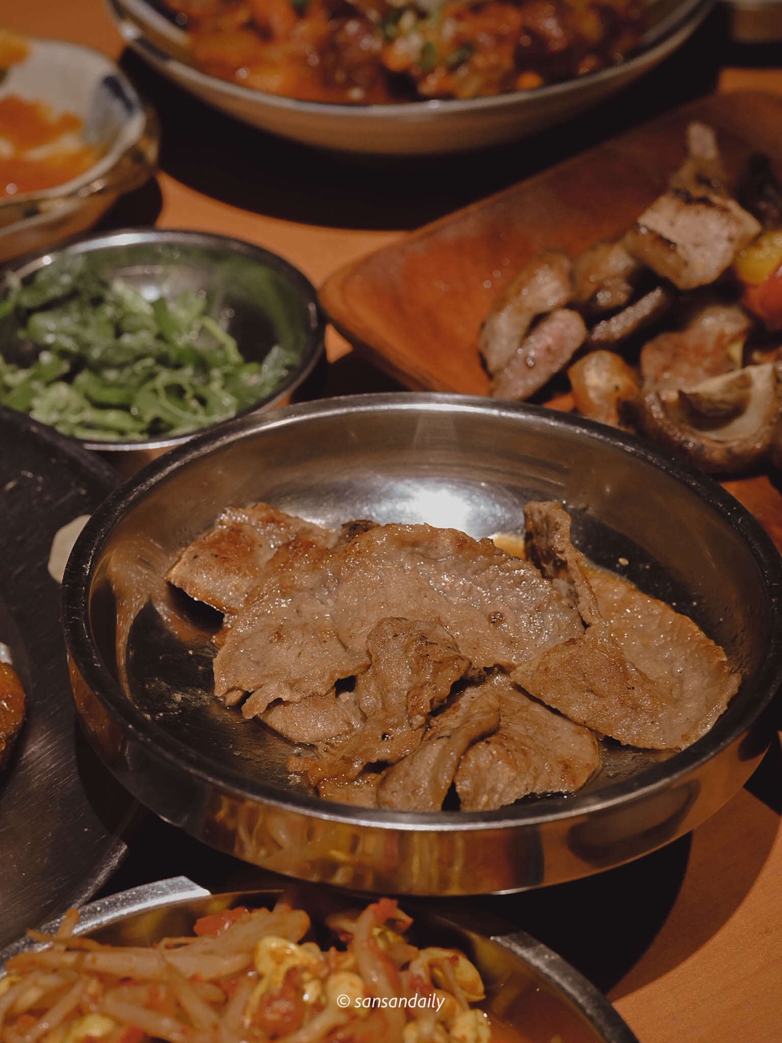 烤好盛盤的娘子秘製豬肉