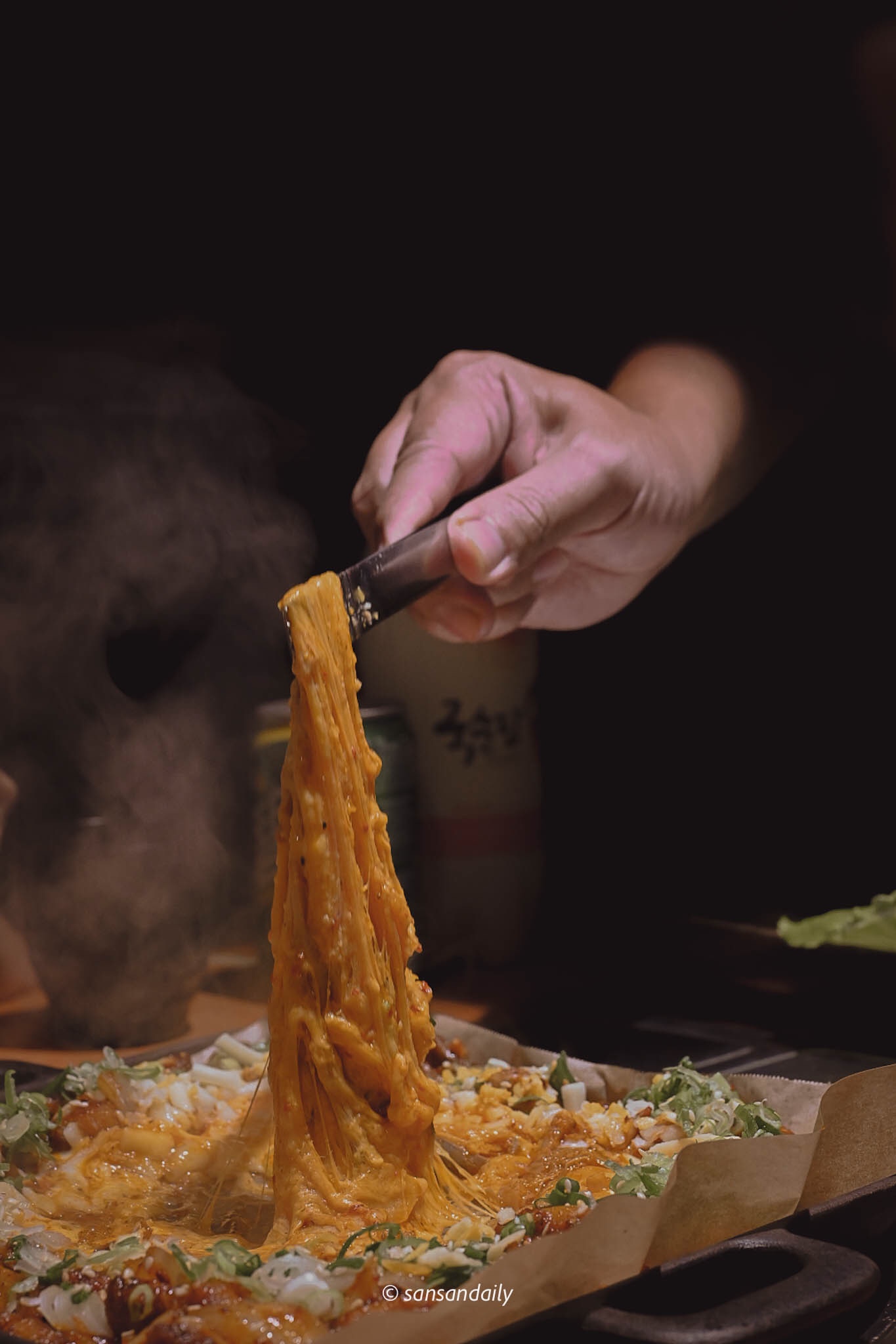 韓式雪花烤腸的起司融化被拉起