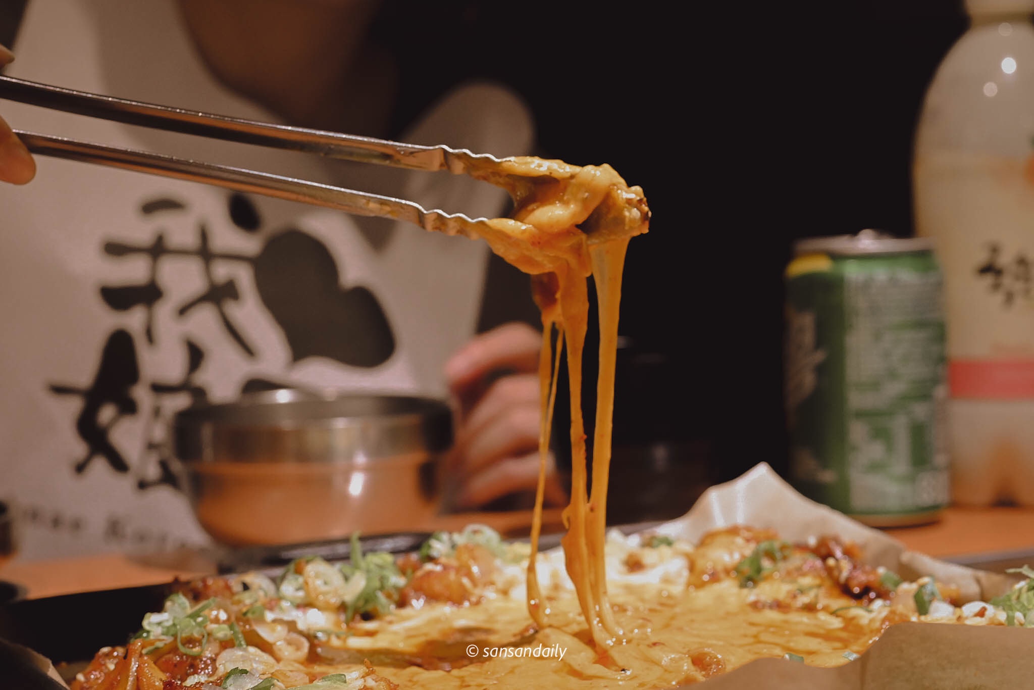 起司纏著烤腸被捲起牽絲