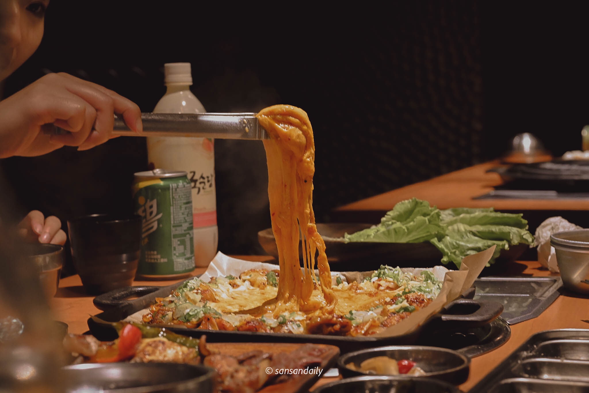 起司從鐵盤被夾子拉出起司瀑布