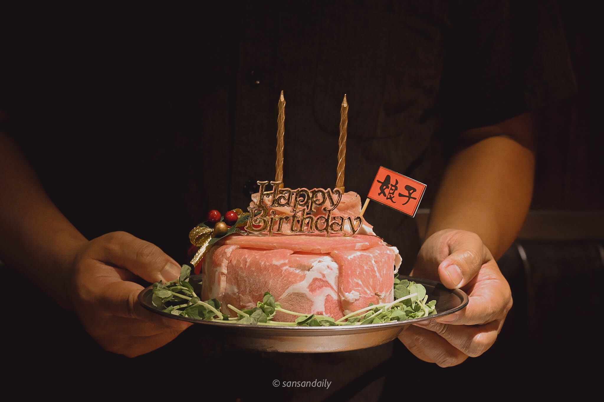 一個人端著娘子韓食的壽星禮 燒肉蛋糕