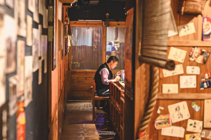 日本居酒屋情境 男子獨自在吧台用餐