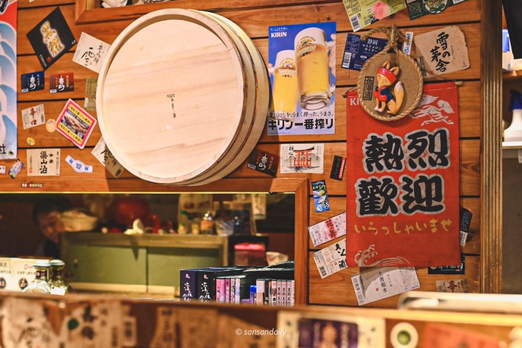 牆上掛著拌醋飯的木桶與各式日文標籤