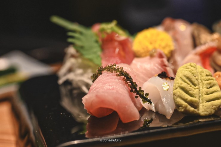 新鮮生魚片與海葡萄特寫