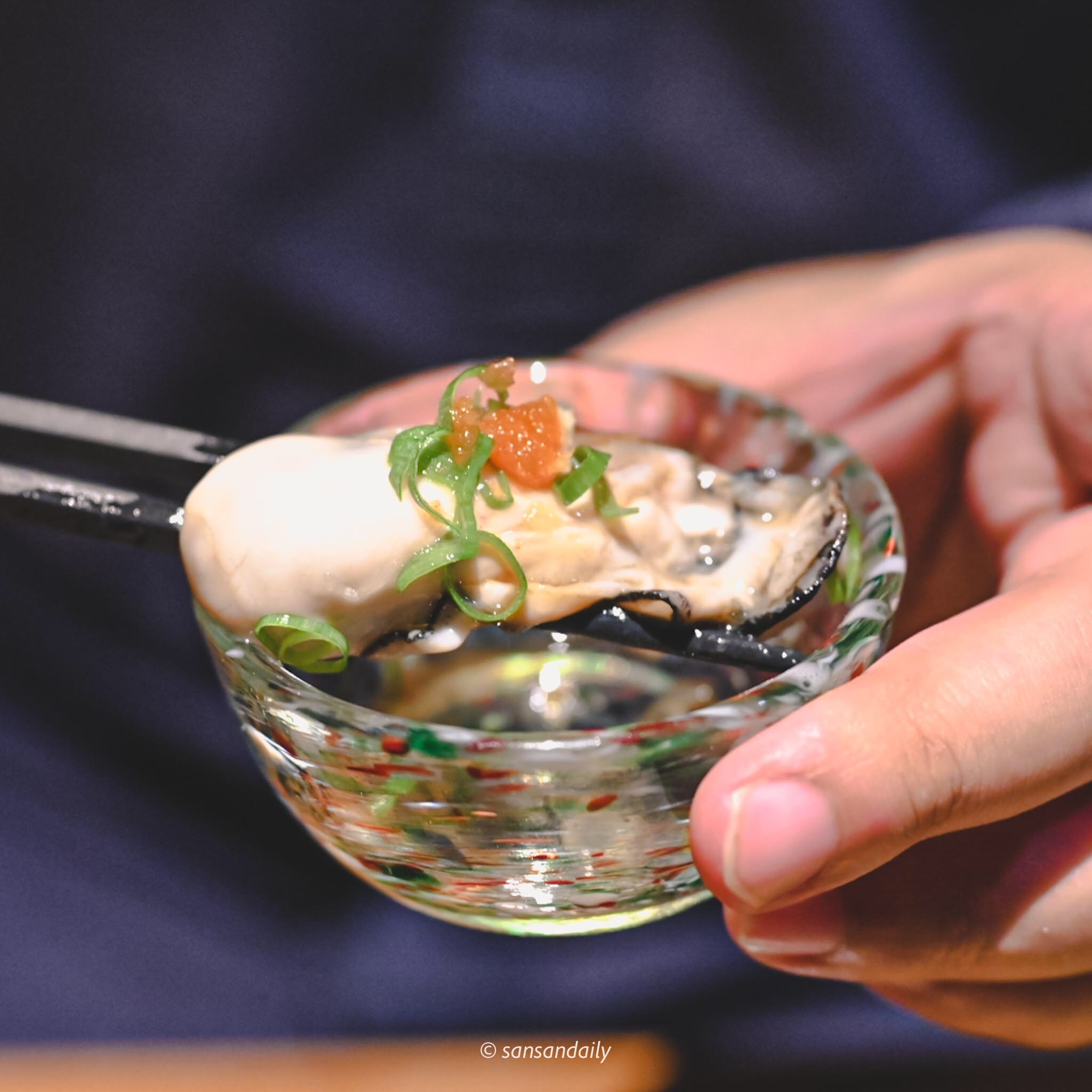 生蠔佐特製醬料與青蔥