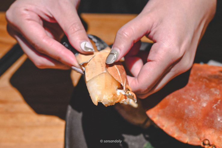 麵包蟹扎實的蟹螯去殼