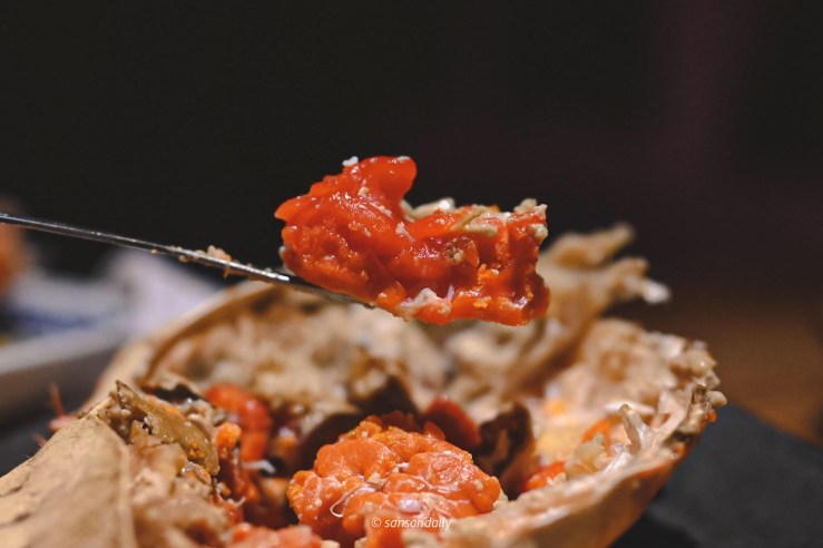 麵包蟹紅通通的一匙蟹膏