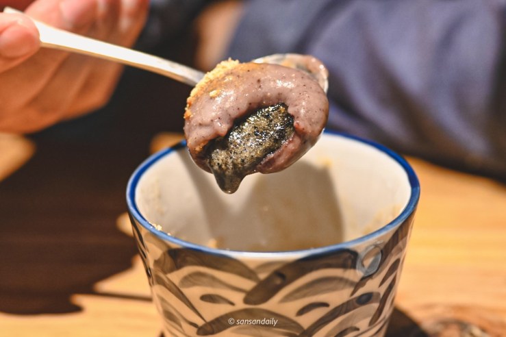 湯圓流出芝麻餡特寫""