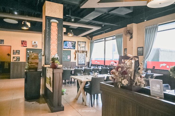 Mr.Tom頂級牛排店空間環境 門口看進去視角