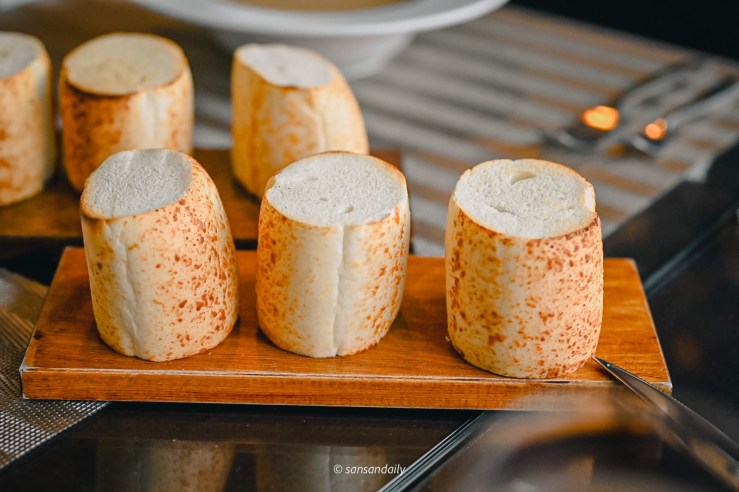 Mr.Tom爐烤肋眼牛排配餐 木盤上盛放起司軟法