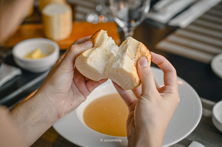 Mr.Tom爐烤肋眼牛排配餐 雙手撕開起司軟法