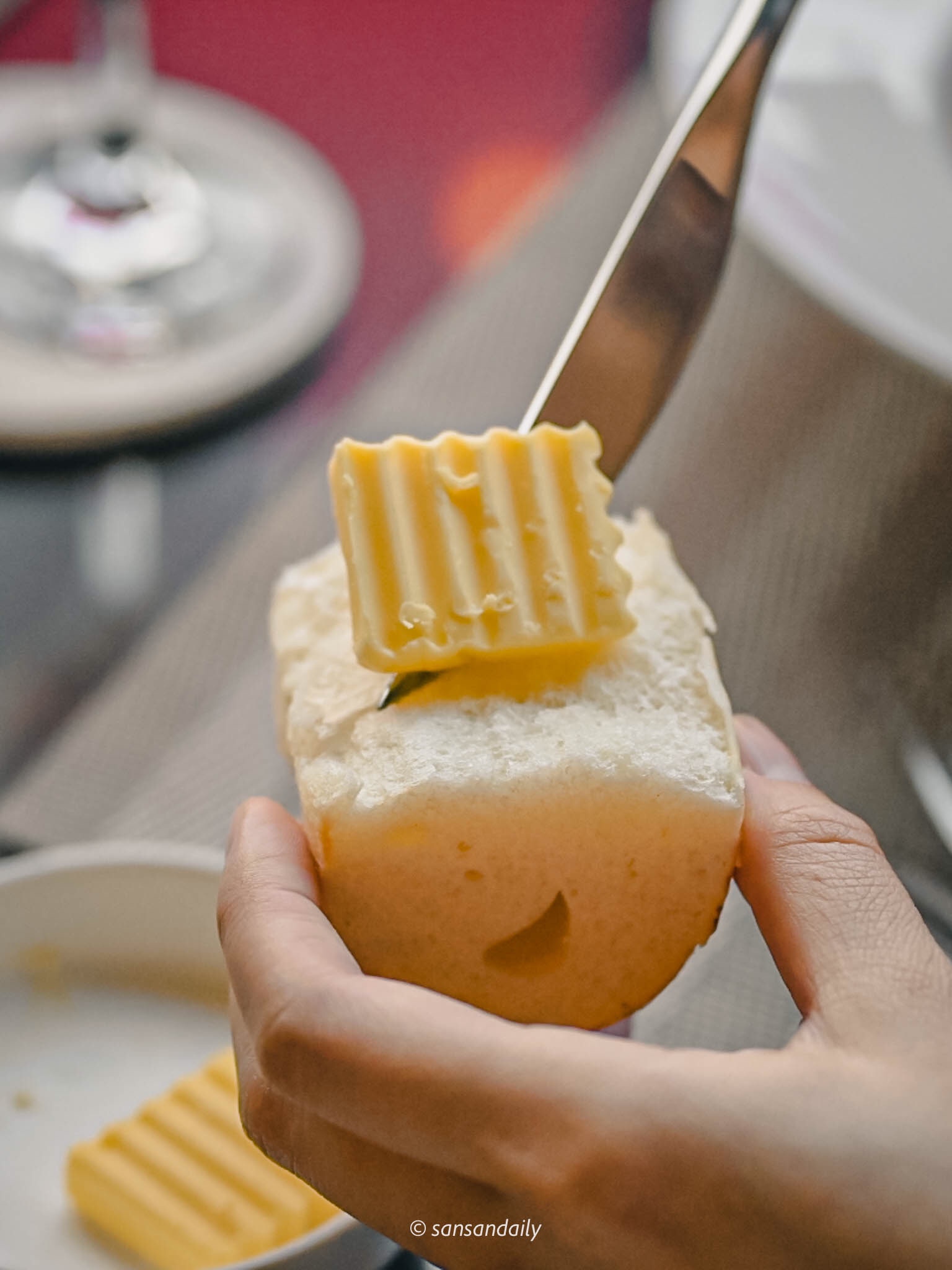 Mr.Tom爐烤肋眼牛排配餐 起司軟法上放一塊奶油塊