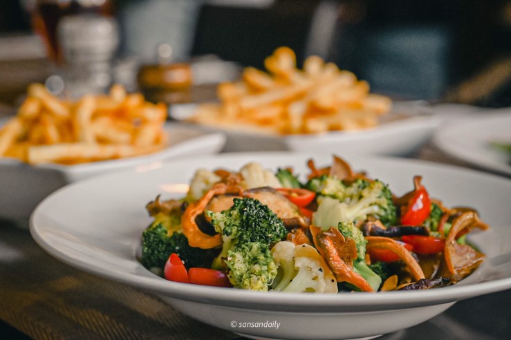 Mr.Tom爐烤肋眼牛排配菜 牛油炒蔬菜、菇類