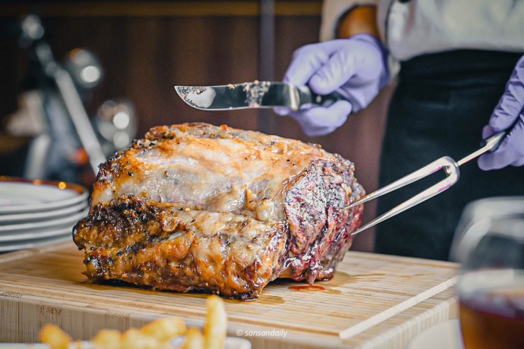 Mr.Tom爐烤肋眼牛排 主廚拿特製刀叉準備