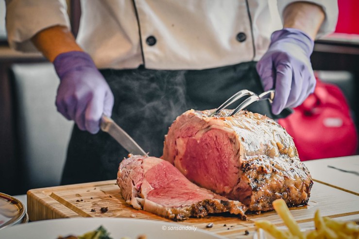 Mr.Tom爐烤肋眼牛排 主廚拿特製刀叉切開原塊肋眼牛排