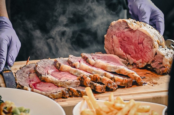 Mr.Tom爐烤肋眼牛排切片 飄出熱煙