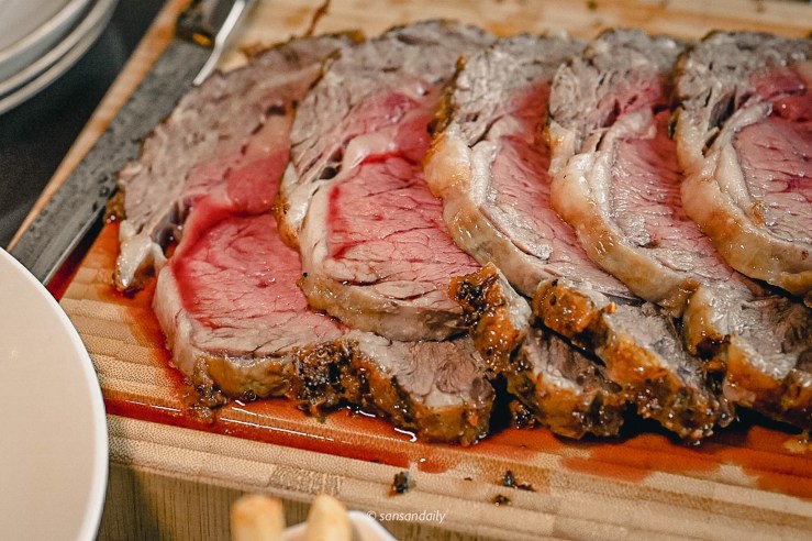 Mr.Tom爐烤肋眼牛排切片放在木砧板上