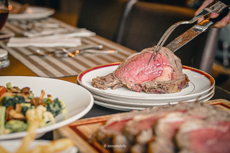 將Mr.Tom爐烤肋眼牛排切片分裝在精緻盤子上