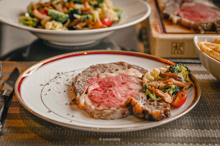 Mr.Tom爐烤肋眼牛排擺盤 牛油炒蔬菜與海鹽、胡椒粒