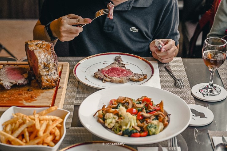 Mr.Tom爐烤肋眼牛排用餐情境 男子享用肋眼牛排