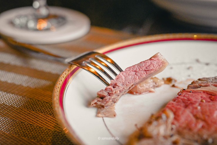 Mr.Tom爐烤肋眼牛排切小塊插在叉子上