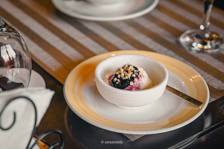 Mr.Tom爐烤肋眼牛排餐後甜點 起司乳酪佐桑葚醬與杏仁粒