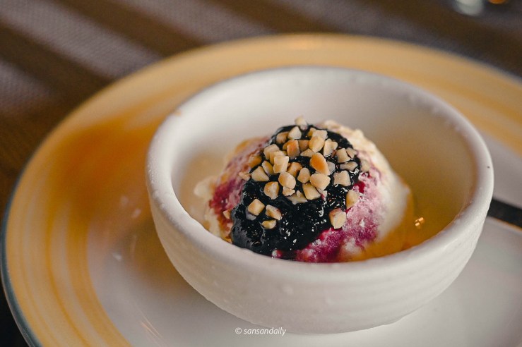 近拍Mr.Tom爐烤肋眼牛排餐後甜點 起司乳酪佐桑葚醬與杏仁粒