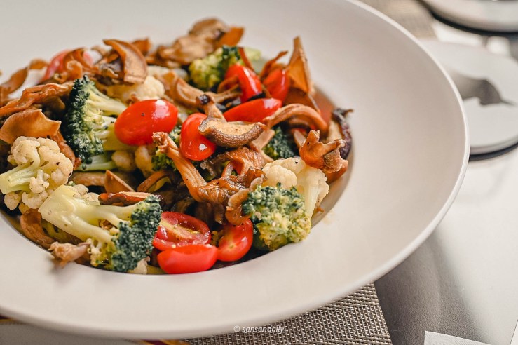 Mr.Tom爐烤肋眼牛排配菜 番茄 綠白花椰菜 菇類