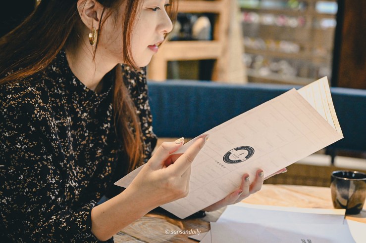 翻閱GUMGUM Beer & Wings菜單的女子情境圖