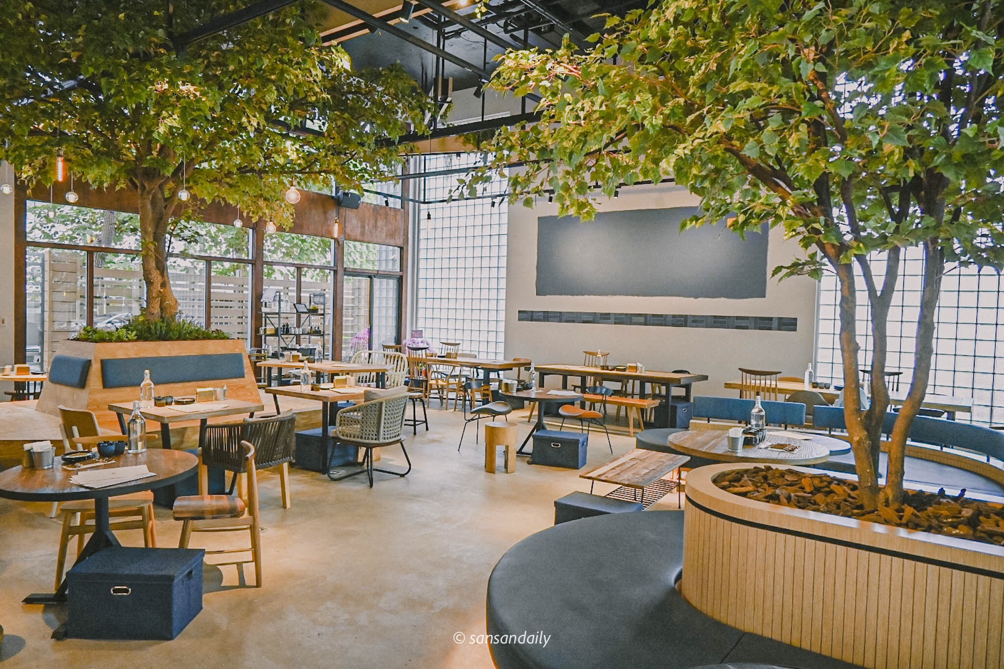 GUMGUM Beer & Wings雞翅酒吧內科店 餐廳內部側拍視角圖