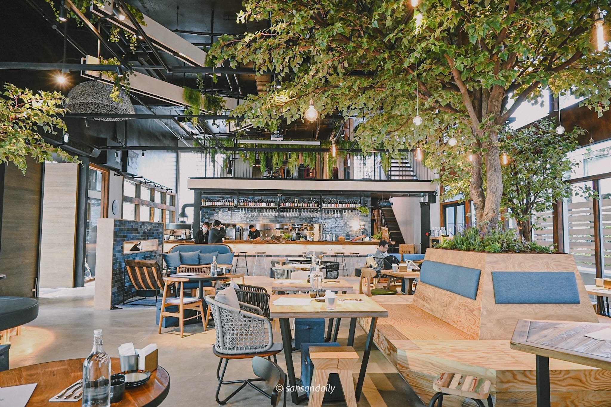 GUMGUM Beer & Wings雞翅酒吧內科店 餐廳內部面向吧台全景圖 