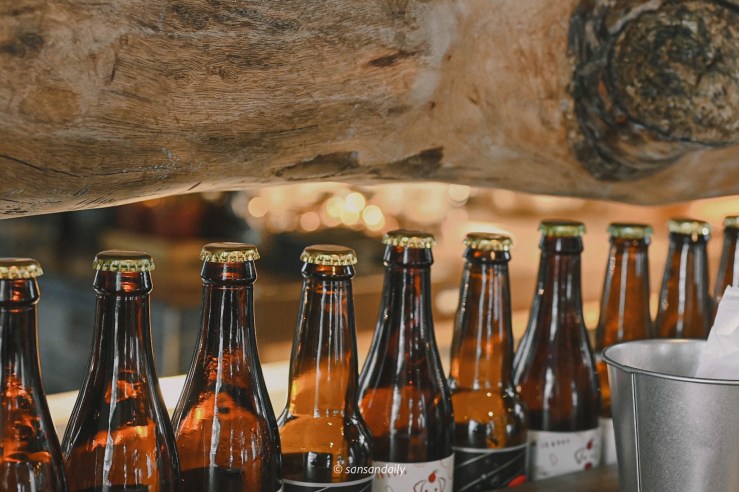 GUMGUM Beer & Wings吧台局部特寫 一排瓶酒空瓶