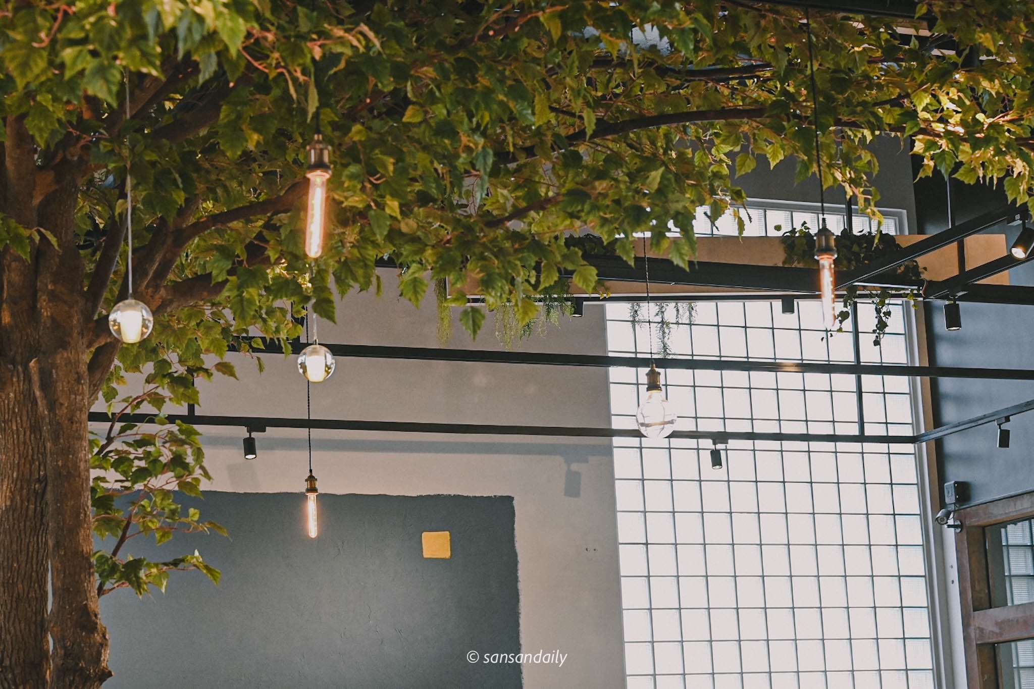 GUMGUM Beer & Wings雞翅酒吧內科店 頂天植栽裝飾局部圖